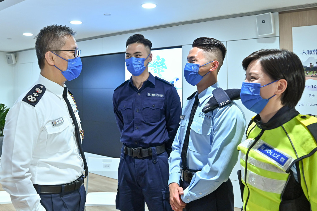 蕭澤頤（左一）參觀招募中心，並向「警募大使」了解中心內的設施。
