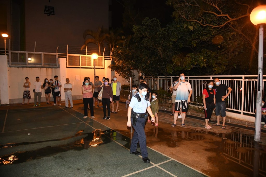 火警中約50名居民要疏散。