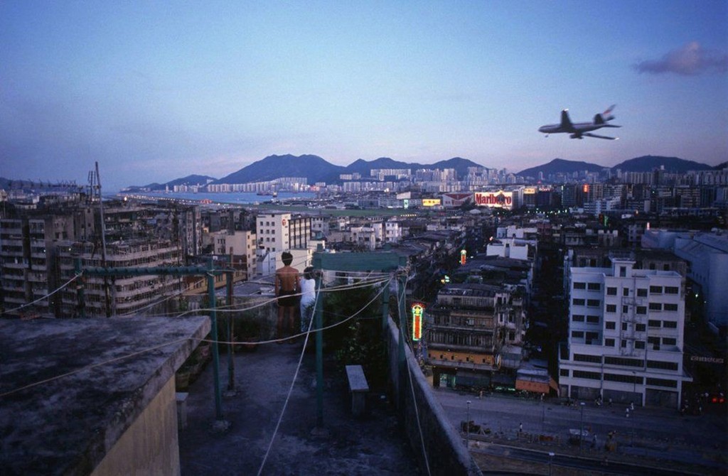 告別啟德機場25載｜Greg Girard, Rooftop and Plane, Hong Kong 1989