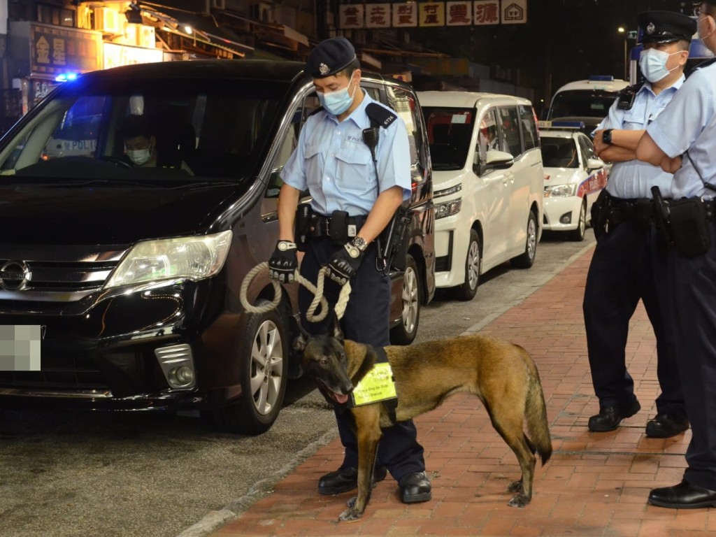 警方出動警犬協助搜查。