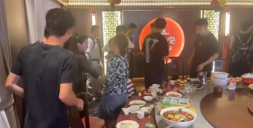 各人在中途站用餐。微博@簡洋洋的後腦勺 各人在中途站用餐。微博@簡洋洋的後腦勺