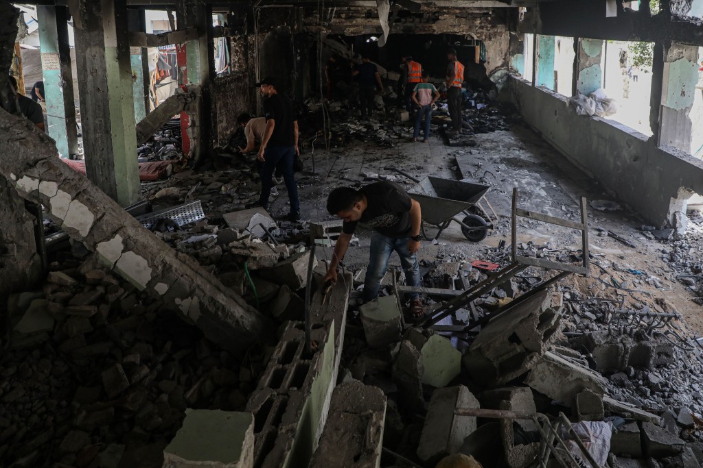 加沙城賈賈維學校遭以軍轟炸，淪為廢墟，釀36人死亡。新華社