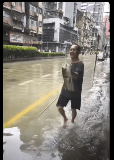 不少人在10號風球下成功捕魚加餐。FB圖片