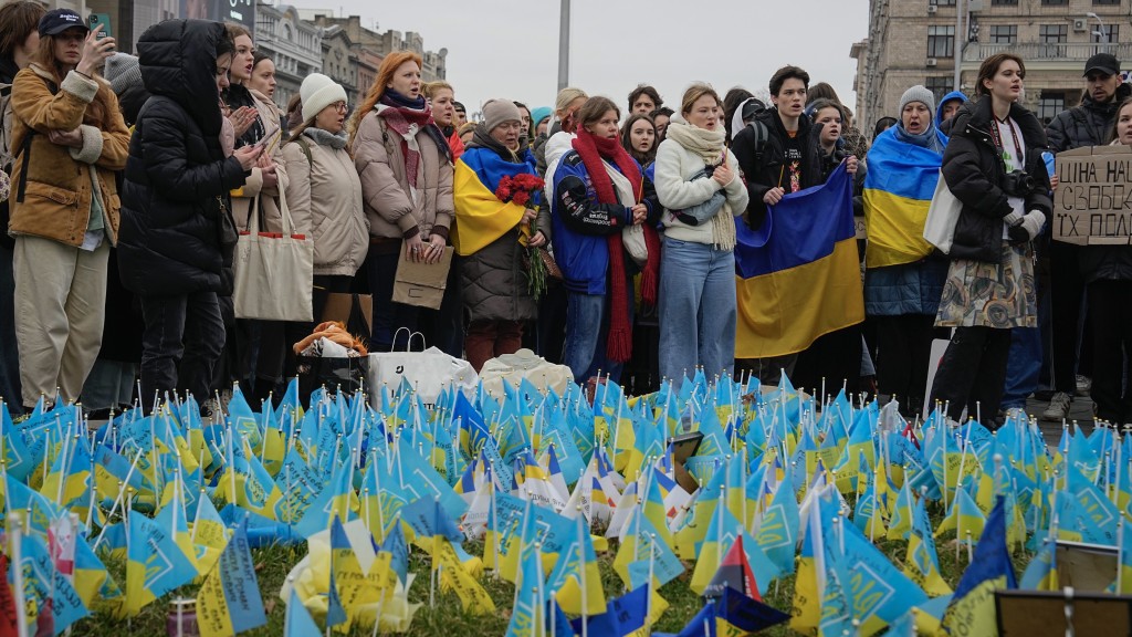 2024年2月24日，人們站在烏克蘭基輔市中心的陣亡者紀念碑前，紀念烏克蘭被入侵兩周年。 美聯社