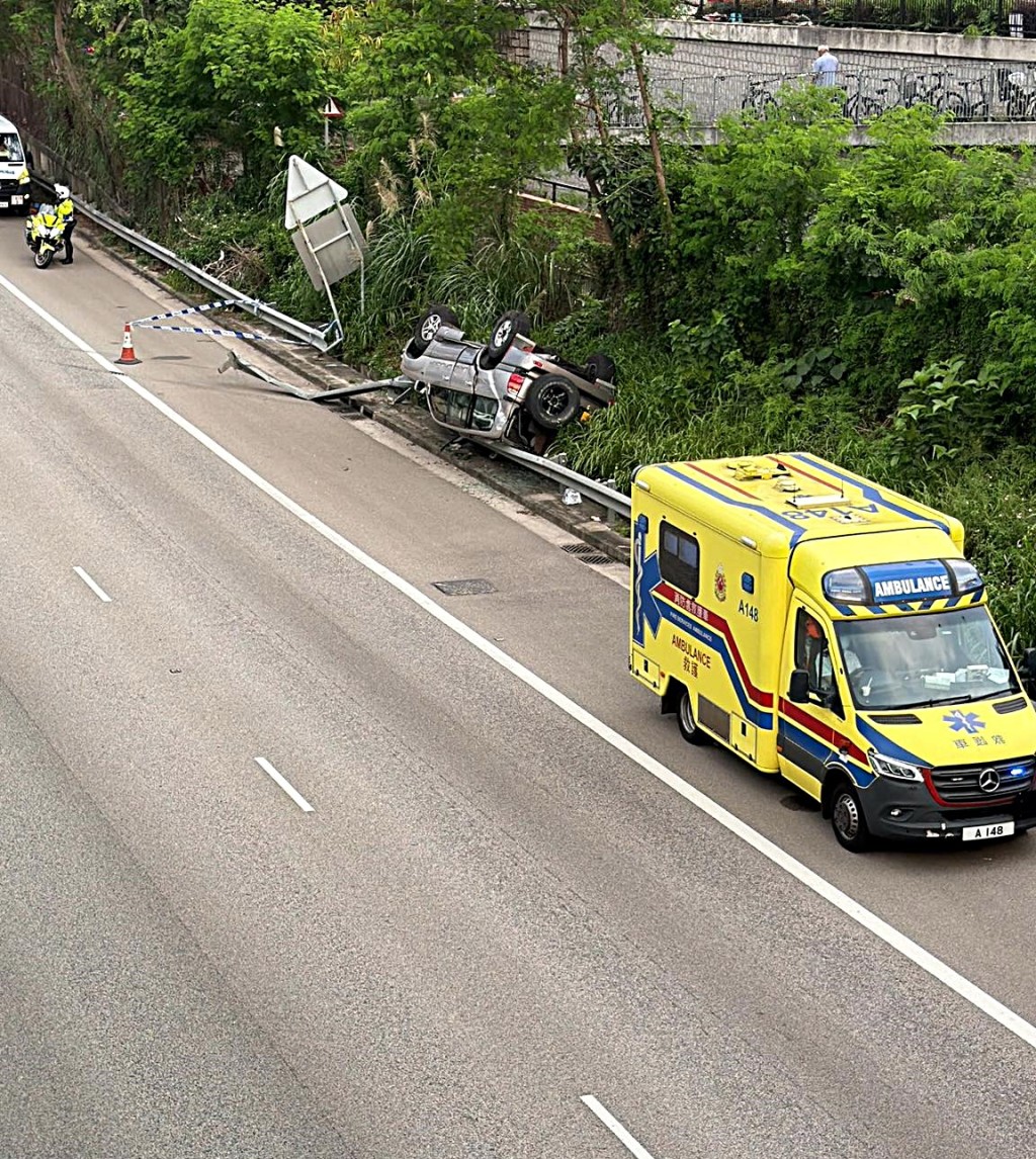 私家車撞欄後翻側。網圖