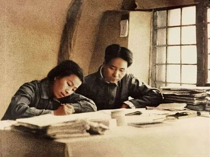 1938年，毛澤東和江青在延安。
