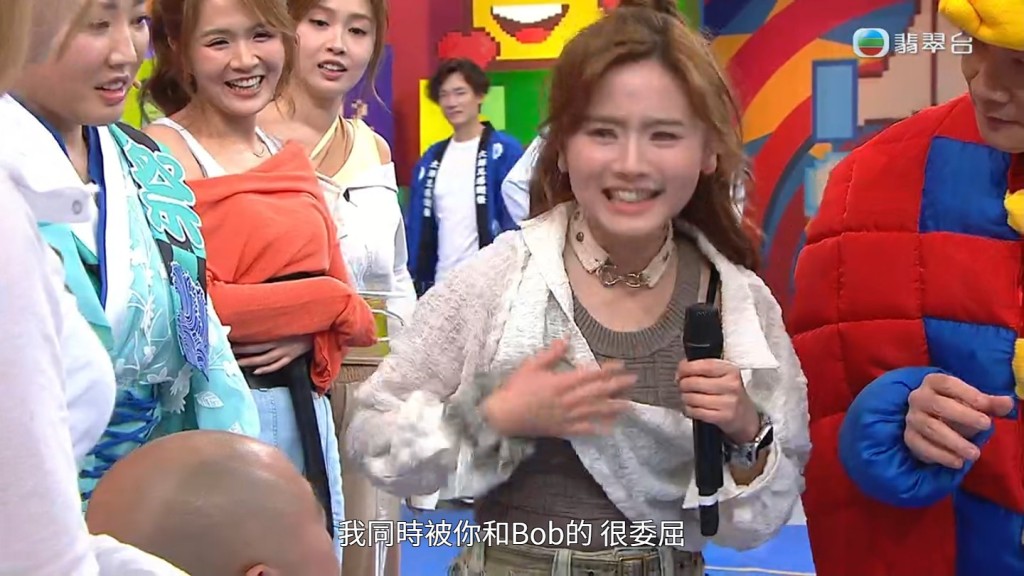 羅毓儀投訴葉蒨文與Bob:「我個頭畀佢哋個胸夾住,好痛!」 羅毓儀投訴葉蒨文與Bob:「我個頭畀佢哋個胸夾住,好痛!」