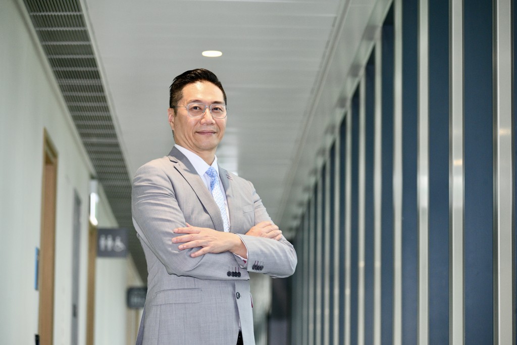 本港烈酒進口數量已上升逾四成,邵家輝形容當局政策奏效。盧江球攝 本港烈酒進口數量已上升逾四成,邵家輝形容當局政策奏效。盧江球攝