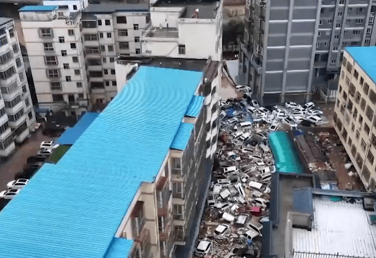 陝西暴雨引發洪水，多輛汽車被沖走堆疊一起。