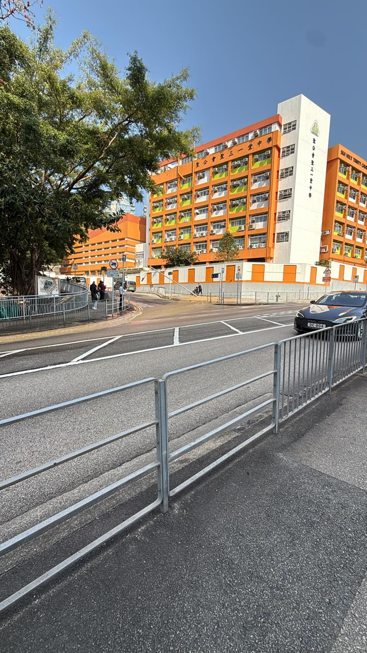 聖公會聖三一堂中學對開的部分路面懷疑浸至凹陷，導致燈柱歪斜幾乎倒下。網上圖片