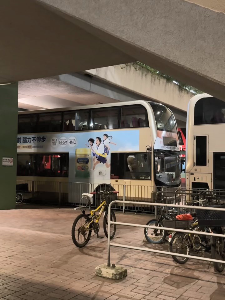 灰衫男小心翼翼從小窗爬入巴士內。網上片段截圖 灰衫男小心翼翼從小窗爬入巴士內。網上片段截圖