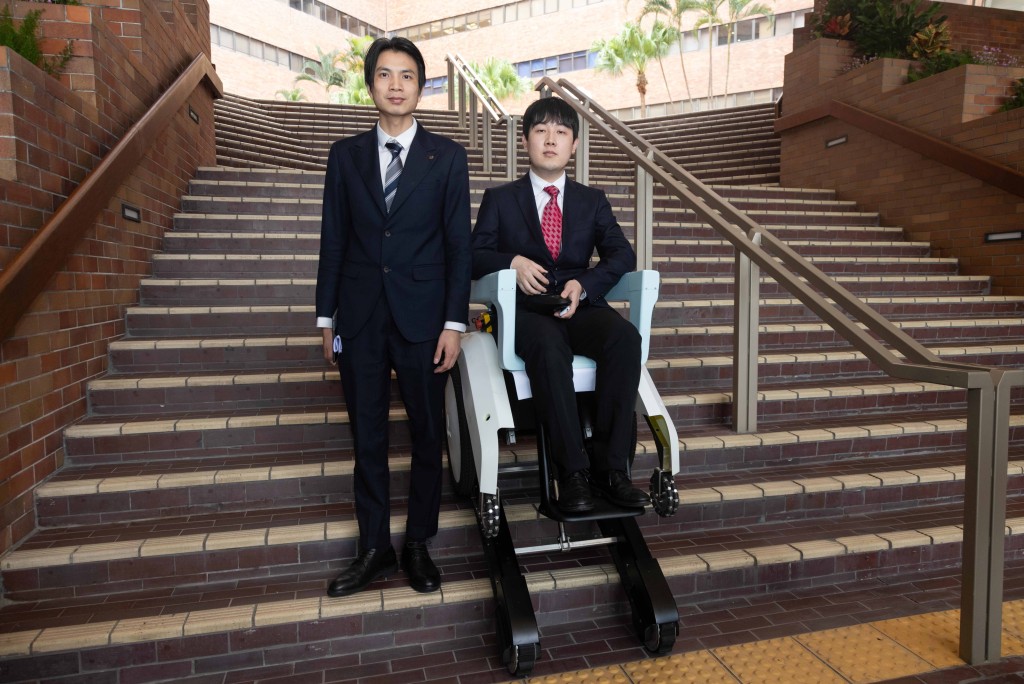 由理大校友徐華峰和林炫燚成立的初創企業，研發採用輪帶系統的智能電動輪椅，不但可上落樓梯，更可適應沙灘、草地等地勢，現已取得3項專利。