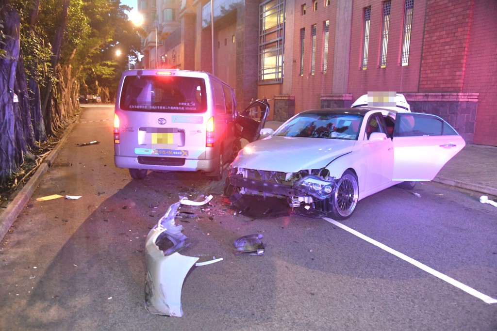 匪徒的白色私家車在路段埋伏，及後衝前截停輕貨。