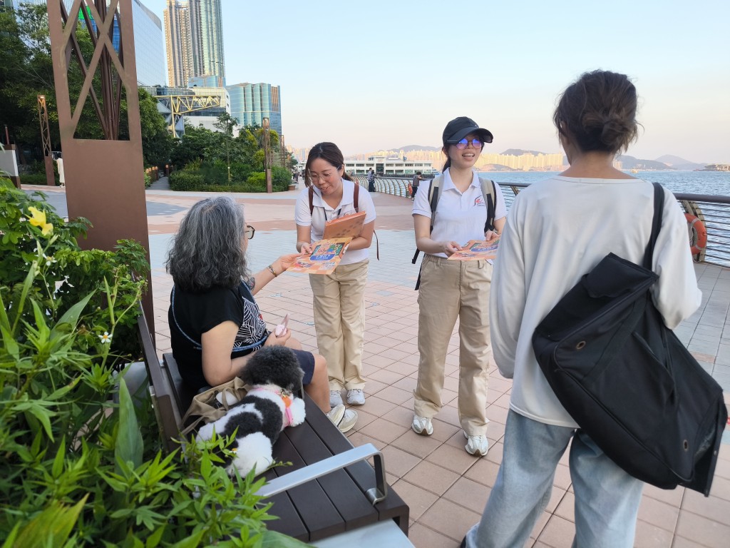 食環署人員向狗主派發宣傳單張,提醒他們攜狗外出用膳時須守法依規。政府新聞處圖片 食環署人員向狗主派發宣傳單張,提醒他們攜狗外出用膳時須守法依規。政府新聞處圖片