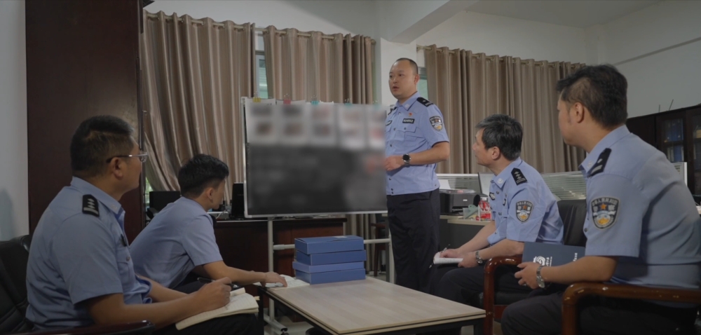 2025年8月，專案組對案情進行研討。 瀘州公安