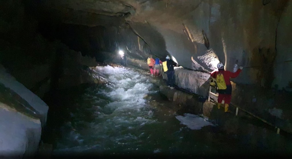 洞穴救援專家正於斯洛文尼亞「克里茲納洞穴」，拯救5名受困遊客。路透社