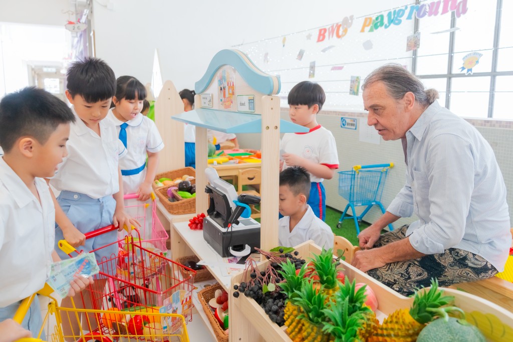 香海正覺蓮社佛教黃藻森學校設立模擬超市，學生可應用相關購物的英文詞彙。（圖片來源：受訪者提供）