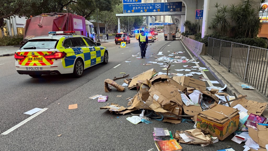 觀塘道老婦推手推車橫過馬路捱貨車撞 送院搶救不治。