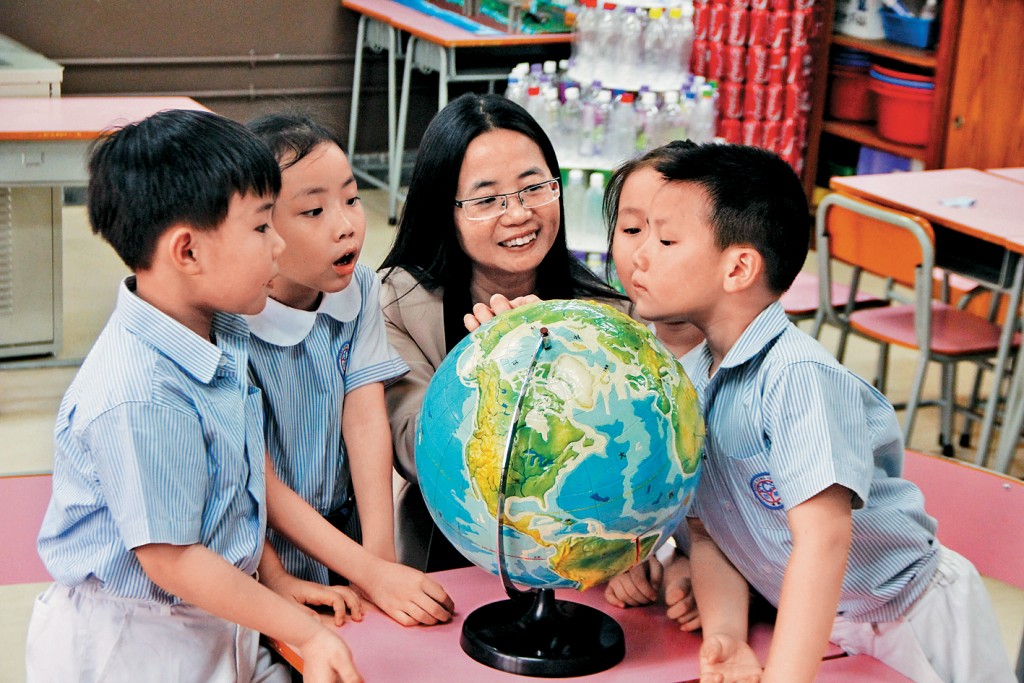 鄭惠琪受訪時幾度哽咽，形容教師團隊一直用心辦好學校，無奈不敵疫情與社會環境轉變，對獲派0班感到可惜。