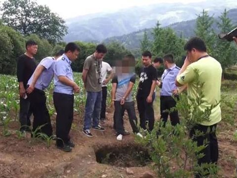 純純的屍體拉到近山邊的田地裡掩埋。網圖