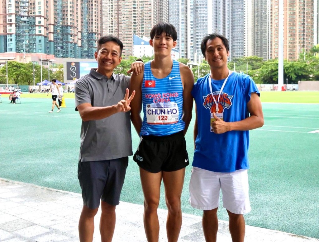 24小時內連破香港400米及400米欄港績的陳俊浩，賽後跟父親（左）及教練鄧漢昇合照。徐嘉華攝