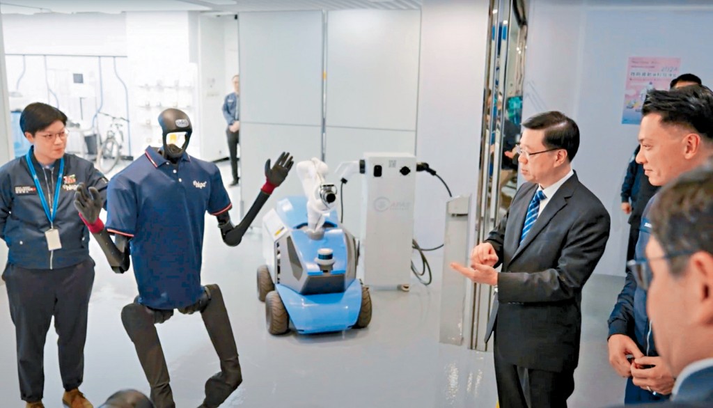 李家超日前參觀了「新質生產力展館」及「人工智能應用展館」。