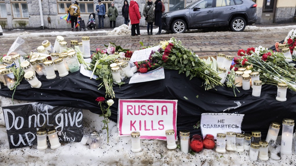 芬兰赫尔辛基俄国大使馆外有人献花悼念纳瓦尔尼，并指责普京“杀人”。 路透社