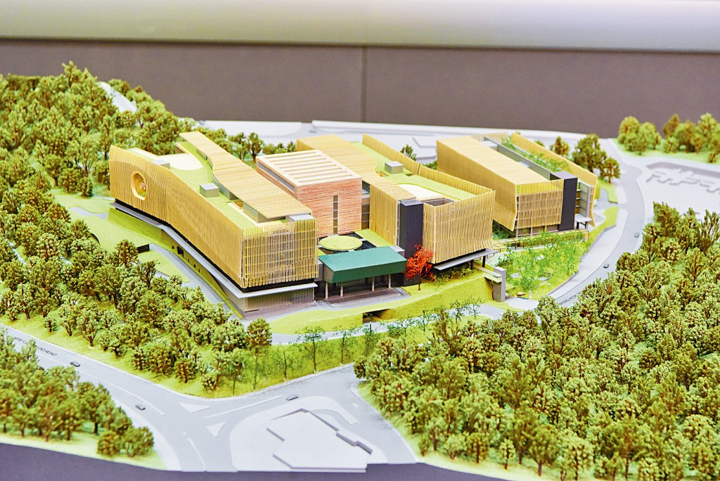 中醫醫院仍在興建中,未來服務收費細節未定,醫衞局指會適時探討將中醫醫院服務納入自願醫保計劃涵蓋範圍的合適安排。