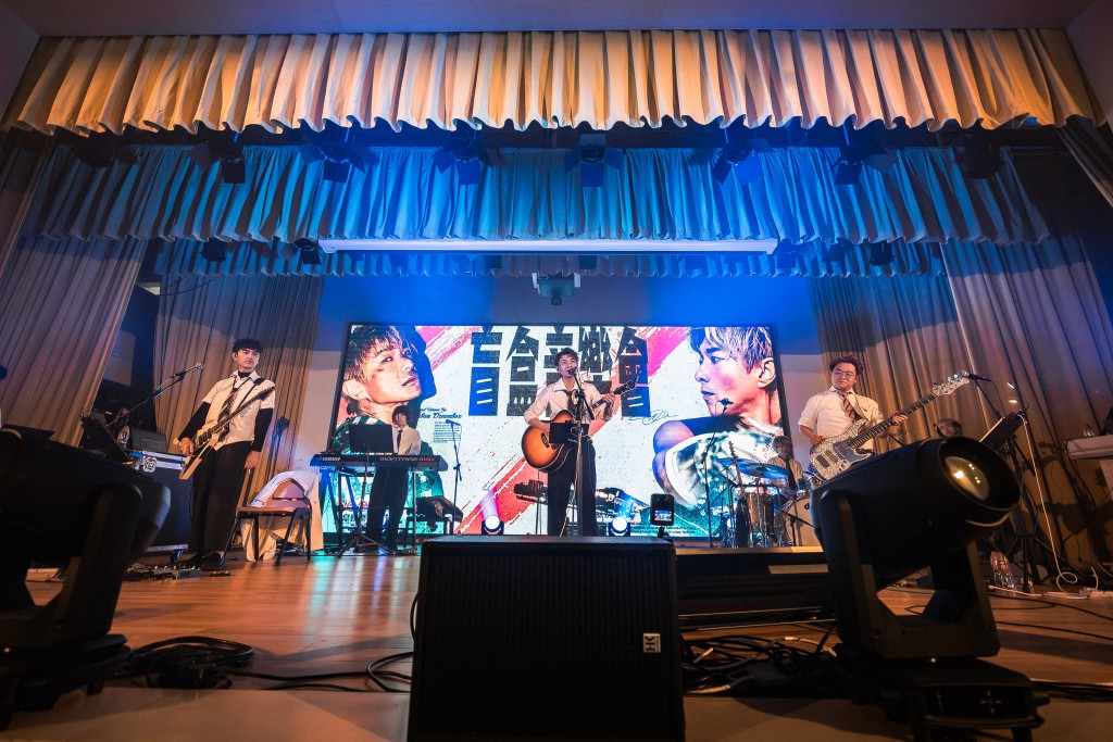「盲盒音樂會」頭炮歌手是剛剛宣布加盟英皇的周國賢(Endy)。 「盲盒音樂會」頭炮歌手是剛剛宣布加盟英皇的周國賢(Endy)。