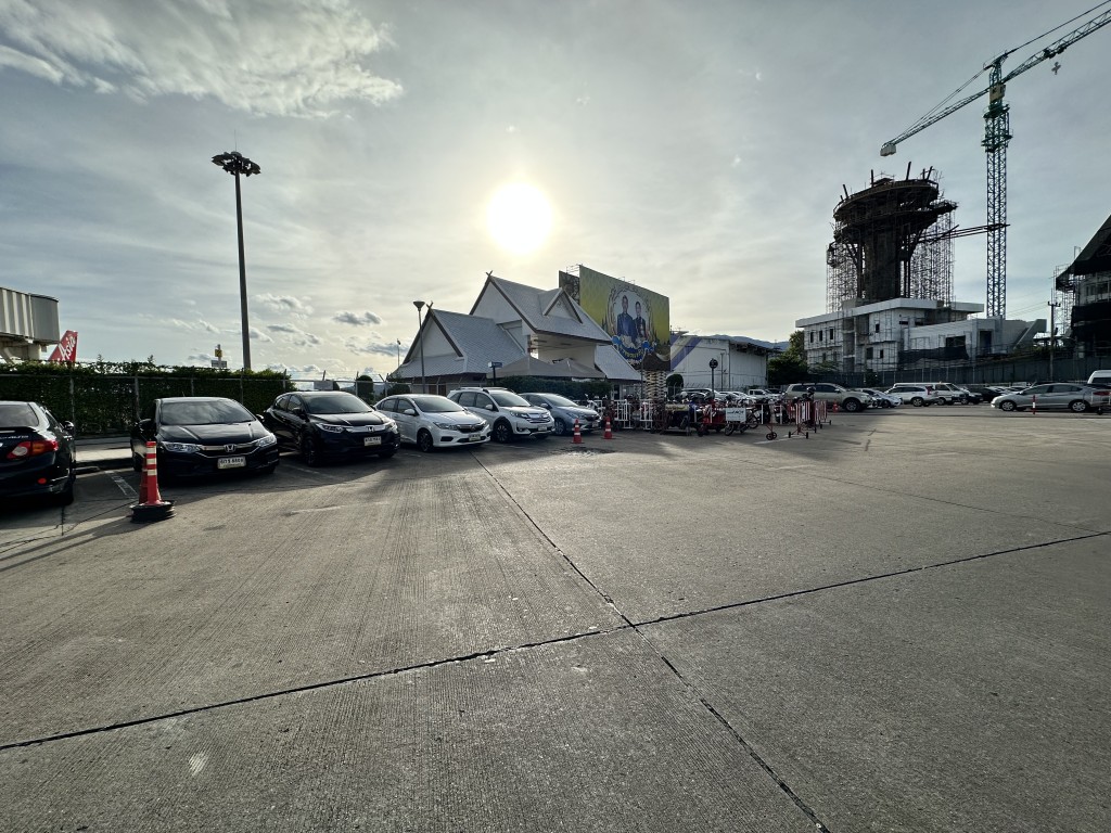 Hertz租車公司的停車場就在清邁機場外面，取車還車都非常方便。