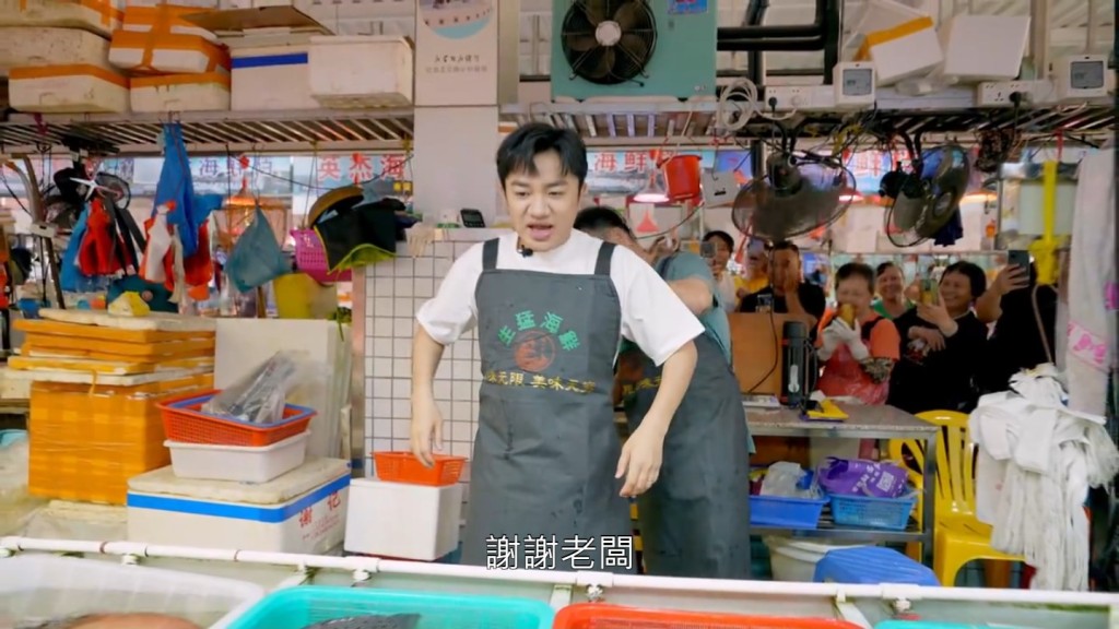 王祖蓝更获海鲜档老板提供吃货小贴士，原来市场旁边有个加工工场，可以舒舒服服在餐厅吃即买即煮的新鲜海鲜菜式。