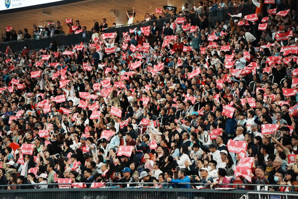 球迷入場撐港隊。