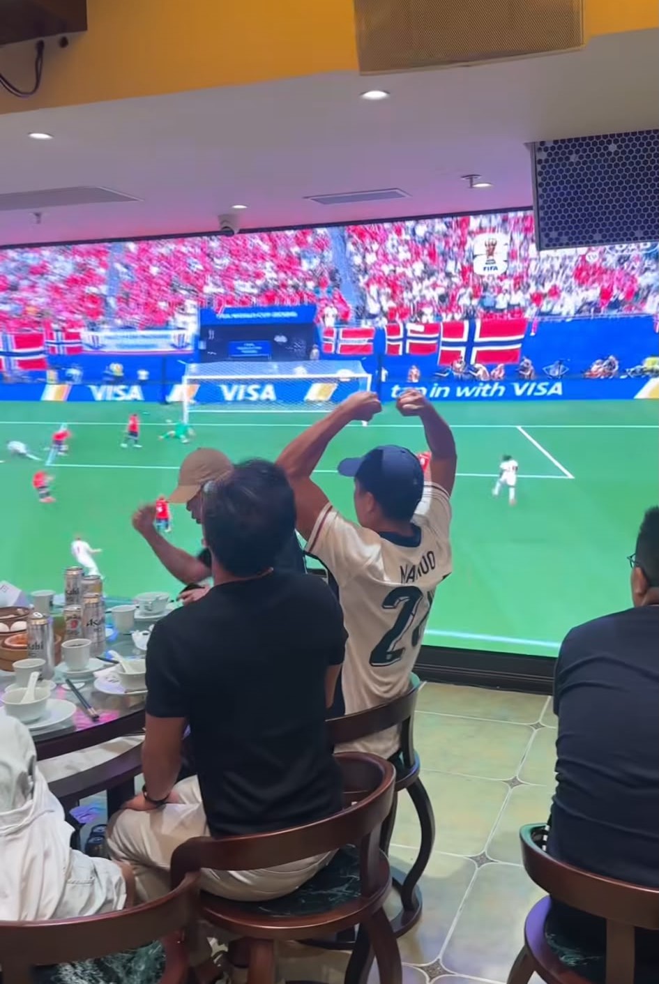有球迷形容「飲茶都可以睇波,氣氛好到!睇到好肉緊」。lesterlaut@Threads 有球迷形容「飲茶都可以睇波,氣氛好到!睇到好肉緊」。lesterlaut@Threads