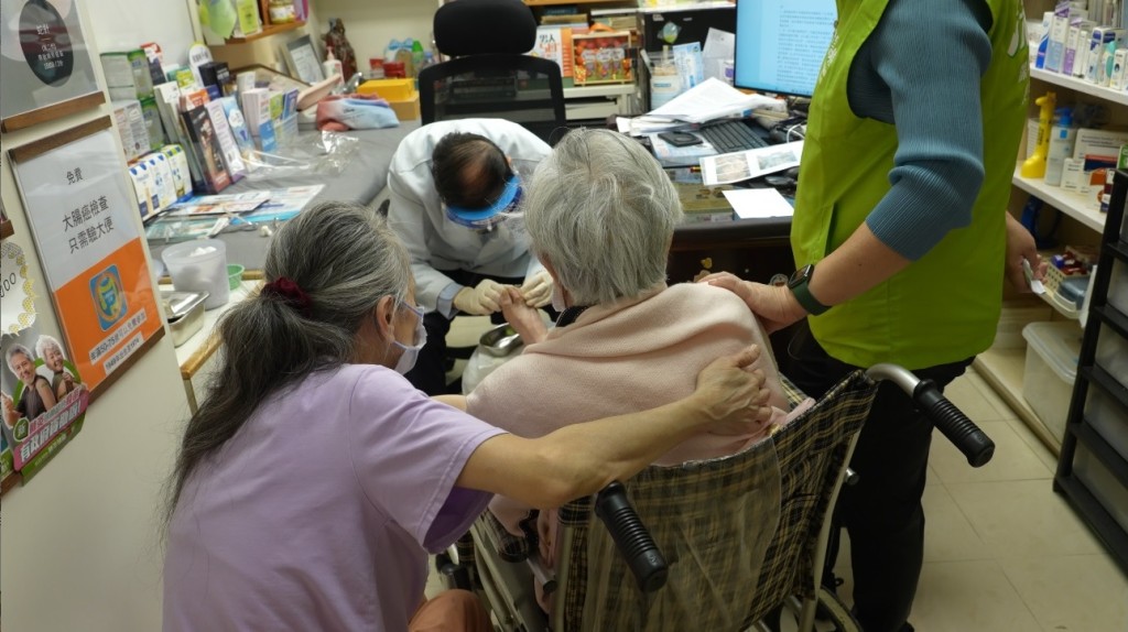 江炎辉医生两度为婆婆提供剪甲服务，修剪10年未剪的病变脚甲。