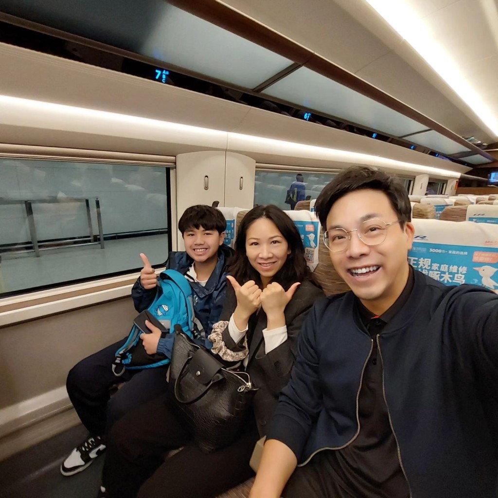 章志文一家人第一次搭高鐵。