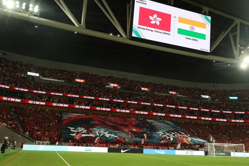 港隊對印度的賽事,賽前有球迷展示巨型橫幅(Tifo),震撼全場。 港隊對印度的賽事,賽前有球迷展示巨型橫幅(Tifo),震撼全場。
