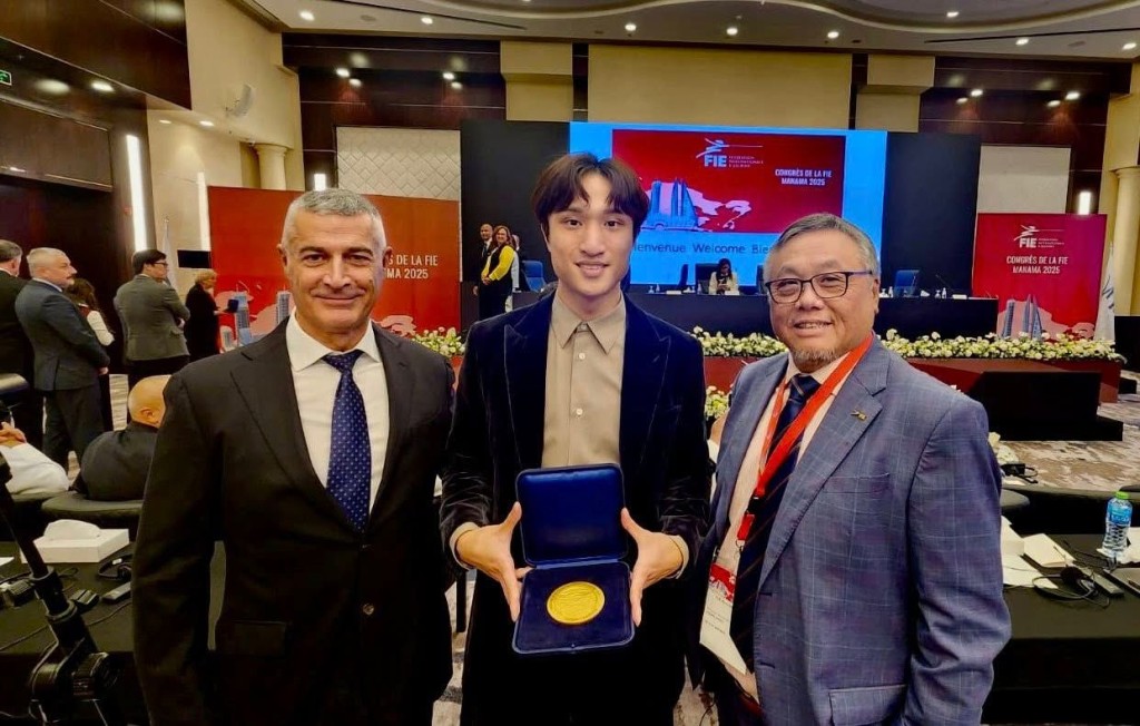 香港剑总主席杨颖新（右）也到场支持，左是教练Maurizio。香港剑总图