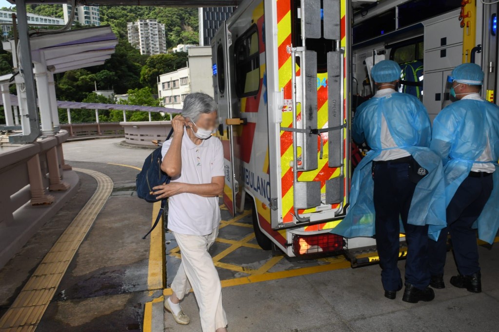 男子由救護車送院搶救。