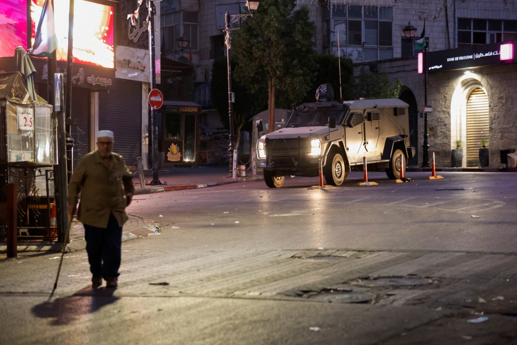 一輛軍用汽車停泊在辦事處大樓外。（路透社）