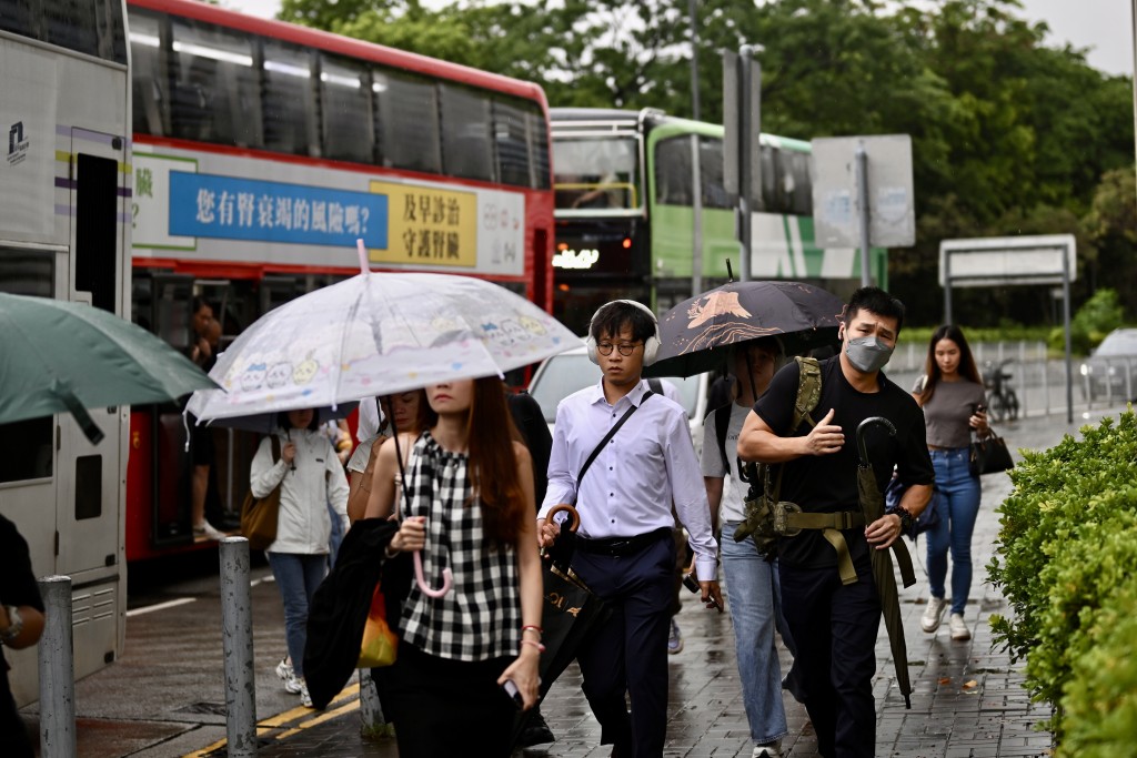 他又指昨日(10日)普遍地方錄得超過100毫米雨量,有些地方更錄得超過140毫米。劉駿軒攝 他又指昨日(10日)普遍地方錄得超過100毫米雨量,有些地方更錄得超過140毫米。劉駿軒攝