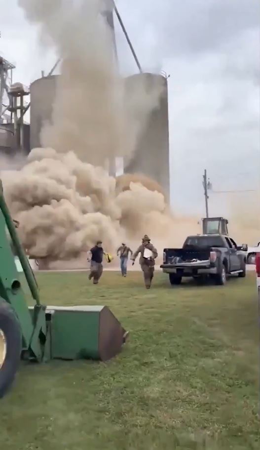 美国失去中国市场后，大豆滞销逼爆谷仓。X@Watseka Fire Department