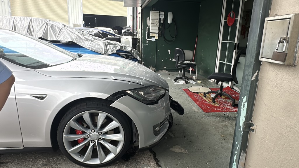 Tesla車頭泵把損毀。 Tesla車頭泵把損毀。