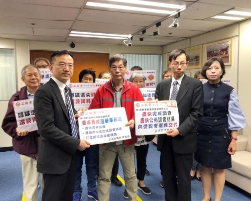 麥美娟陪同多名受影響的偉盈區居民請願。