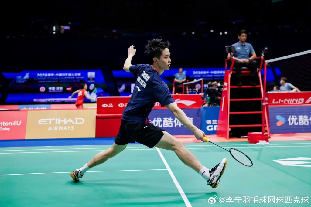 吴英伦以直落两局21:16击败来自印尼的世界“一哥”基士堤(Jonatan Christie)。微博图