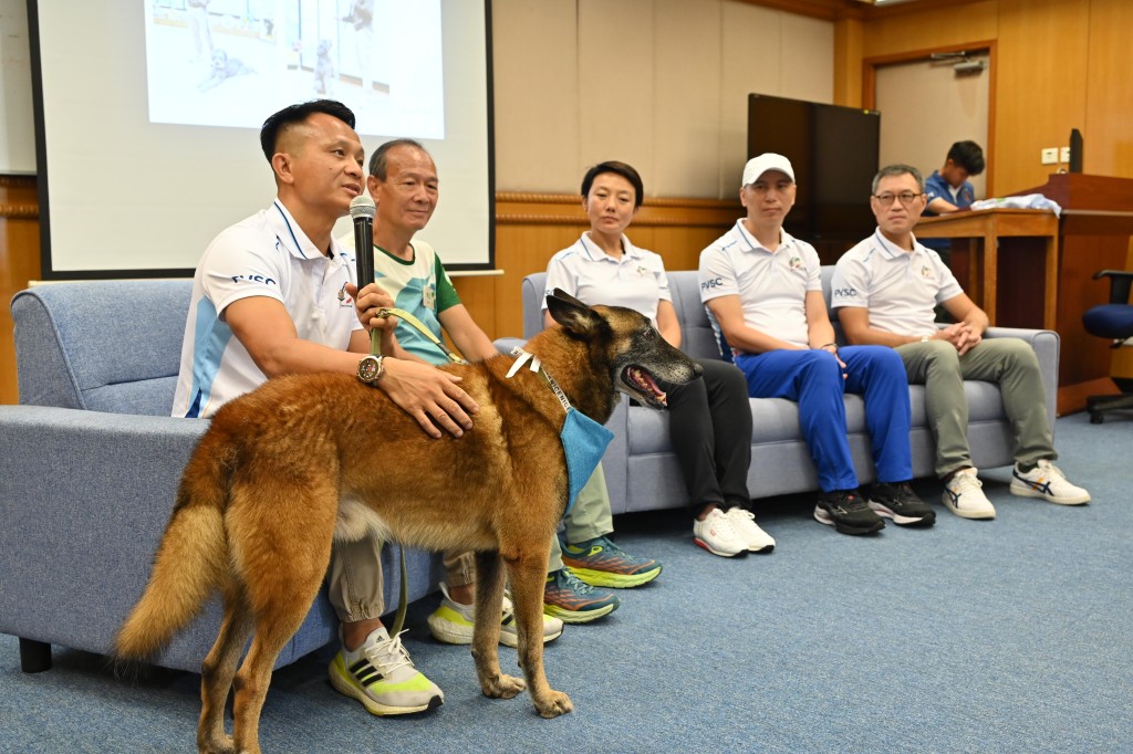 香港警察義工服務隊會員（動物義工）陳承健 (新界北總區快速應變部隊警署警長）(圖左)分享其2019年義工體驗。