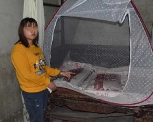 小彤展示在殺死丈夫的現場。網圖