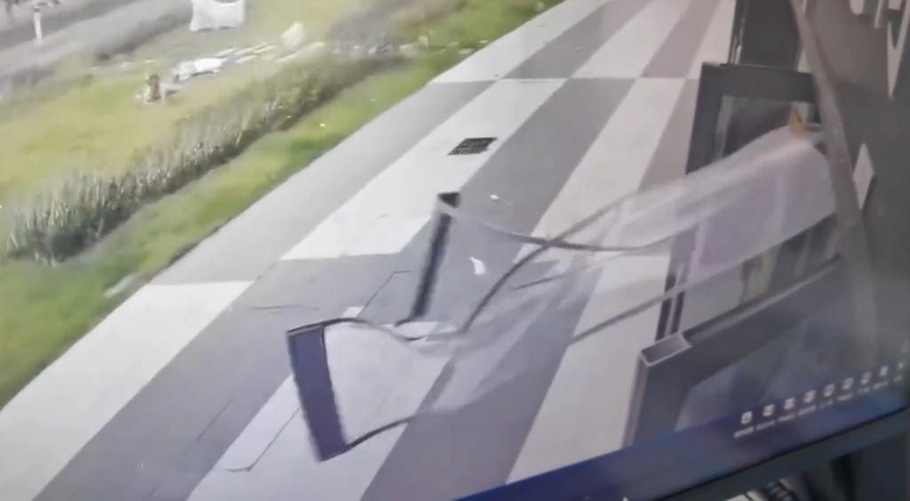 颱風紅霞吹襲廣東,閉路電視拍下女孩被強風吹出戶外的驚險情景。微博@我宇太陽肩並肩 颱風紅霞吹襲廣東,閉路電視拍下女孩被強風吹出戶外的驚險情景。微博@我宇太陽肩並肩