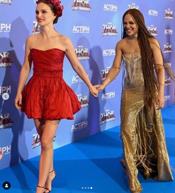 本周二，妮妲莉同「女武神」Tessa Thompson齊出席在倫敦舉行《雷神4》首映。