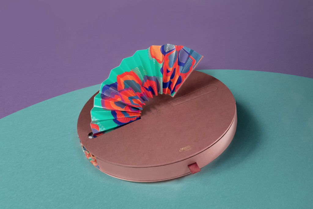 盛戴利是封的礼盒饰有立体浮雕的彩色摺扇