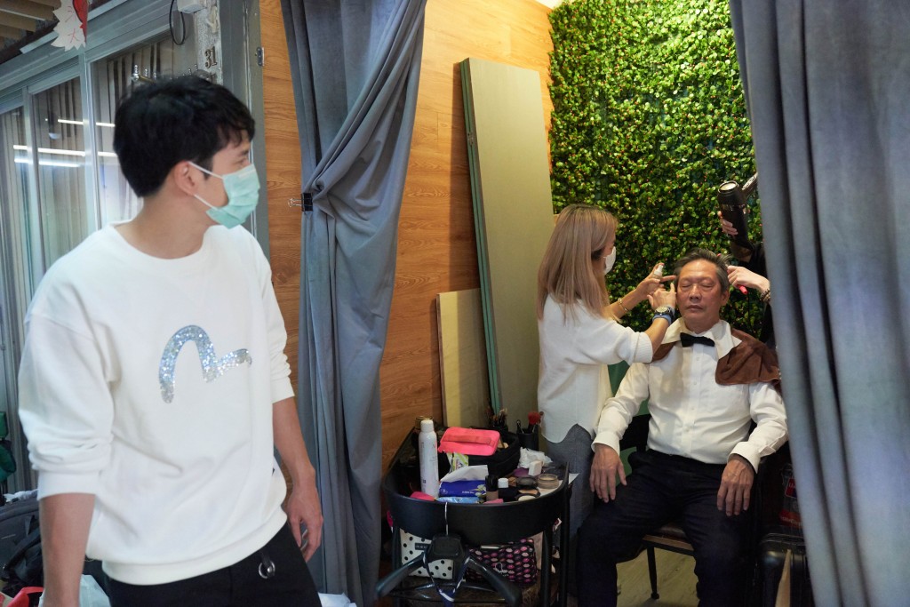 Kenny 𥄫實關爸爸化妝和整頭。